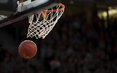 NBA季后赛詹姆斯扣篮的精彩瞬间